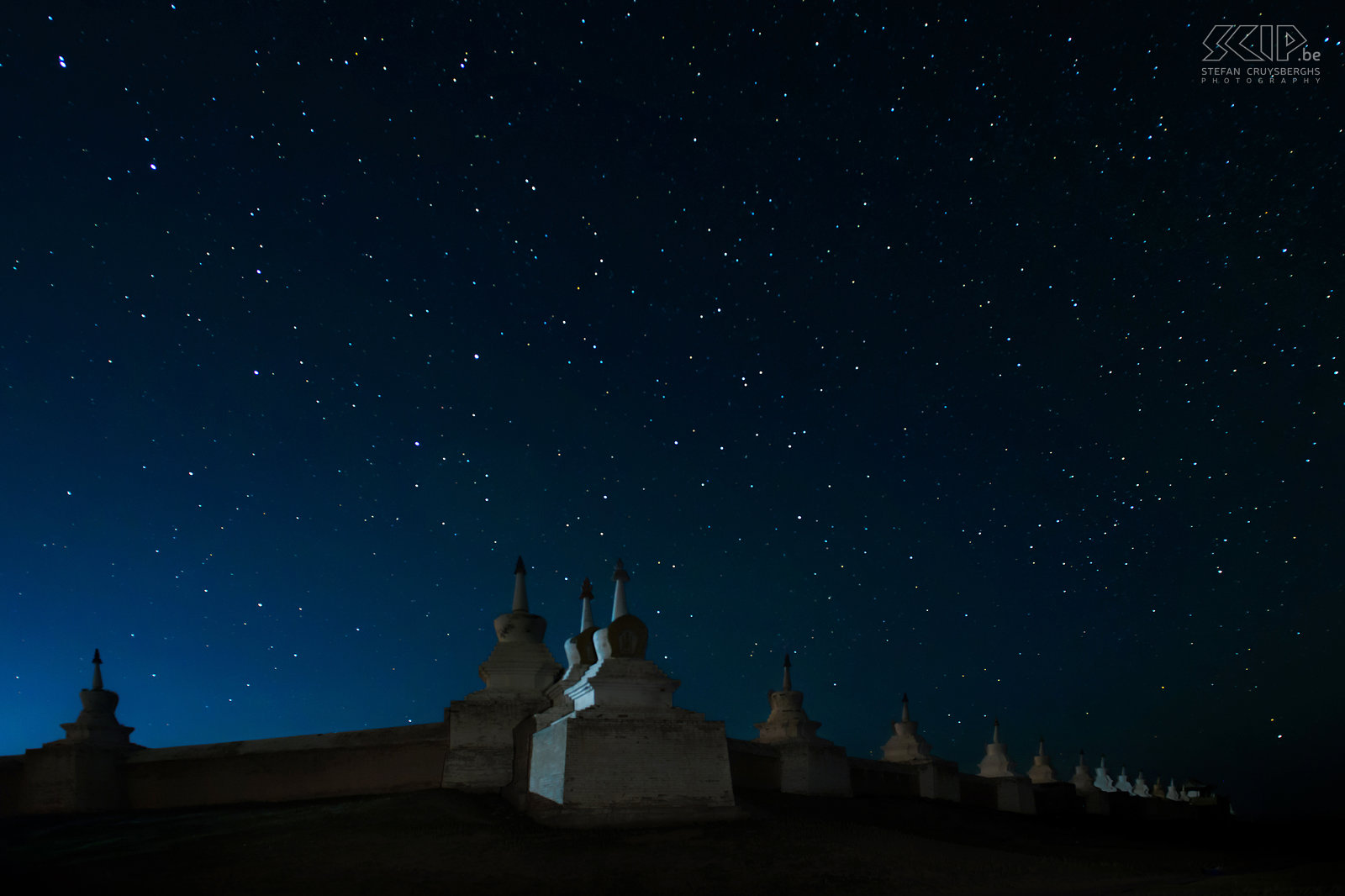 Kharkhorin - Erdene Zuu by night Nachtfoto van Erdene Zuu in Kharkhorin/Karakorum in centraal Mongolië. Samen met m’n vriendin ben ik ’s avonds teruggekeerd naar de grote buitenmuren met stoepa’s van dit oude Boedhistische klooster.  Stefan Cruysberghs